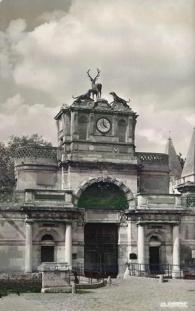 Portail du cimetière de La Cigogne — statue de cerf et chiens — éditeur LA CIGOGNE - Recto