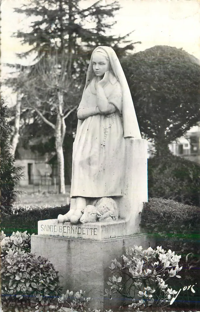 Sainte Bernadette — Statue im Garten — Voirs - Vorderseite