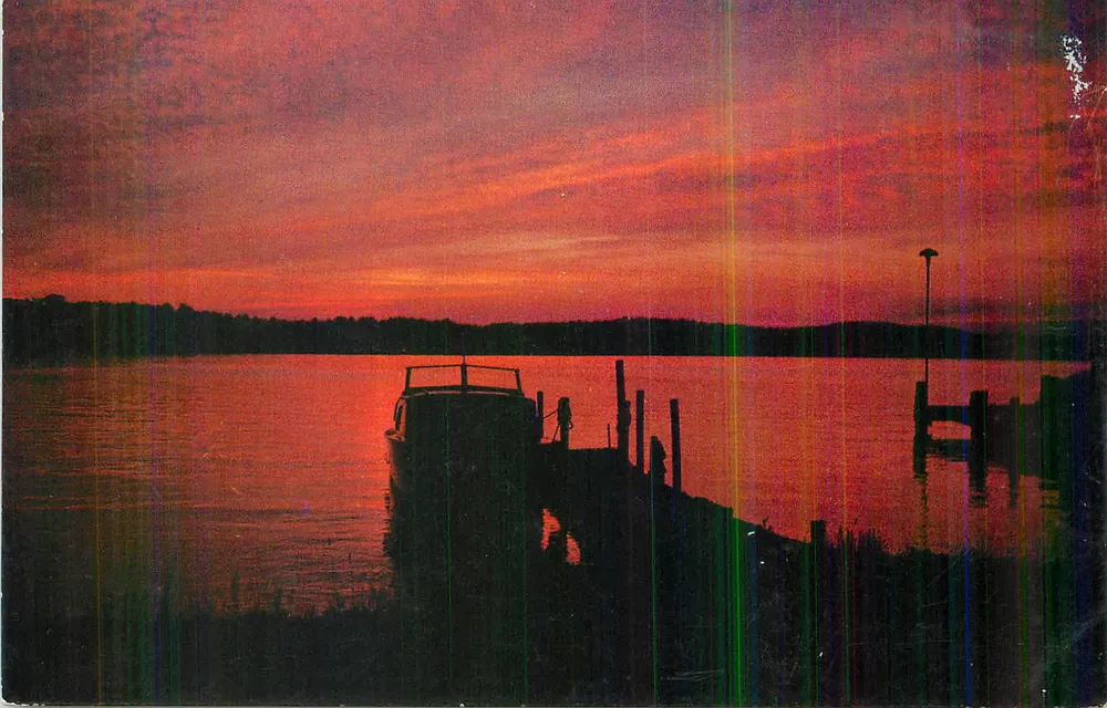 Sonnenuntergang über einen See — Boot und Dock — unbekannter Verleger - Vorderseite