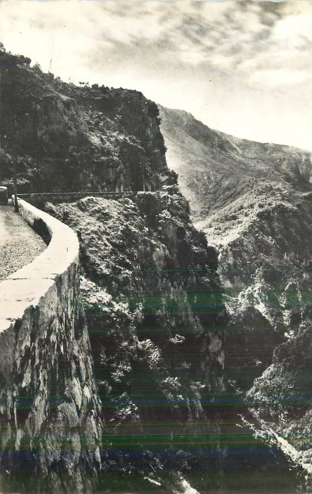 Route en lacet au bord d'un canyon — Éditeur non identifié - Recto