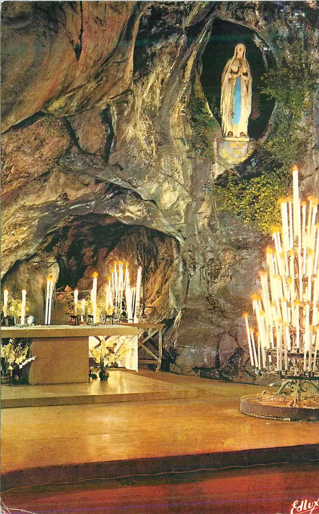 Gruta de Nossa Senhora de Lourdes — estátua da Virgem Maria — editor Edllyx - Frente