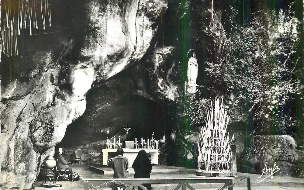 Gruta de Nossa Senhora da Gruta — santuário dentro de uma cavidade rochosa — editor Anfus - Frente