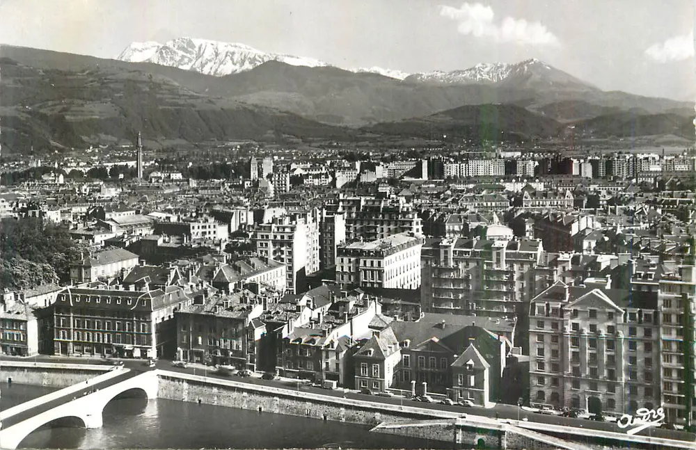 Vue aérienne de Grenoble — montagnes enneigées en arrière-plan — éditeur A. Drey - Recto