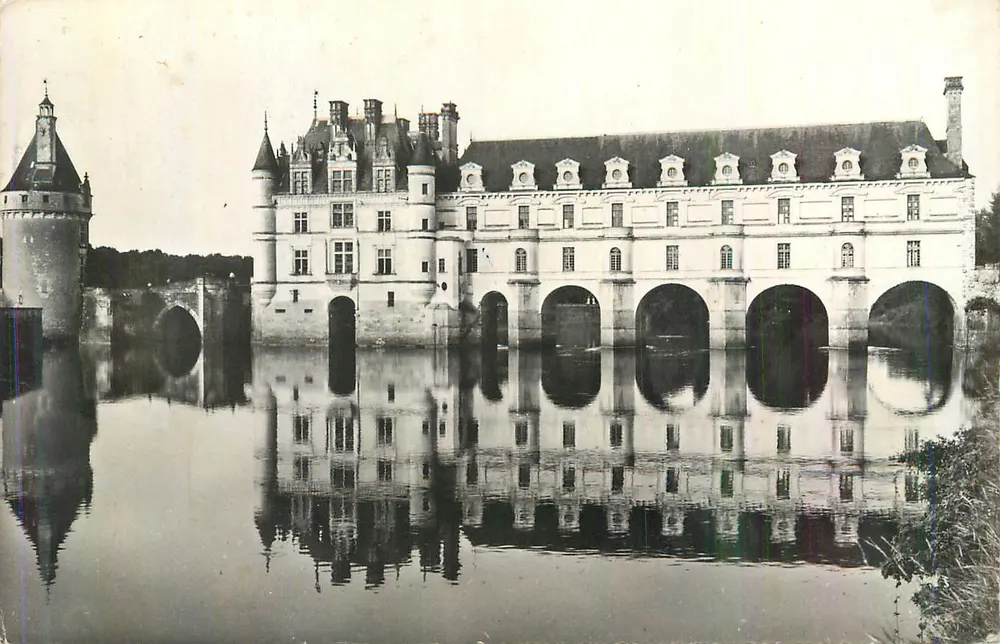 Castelo de Chenonceau — vista sobre o rio — editor não visível - Frente
