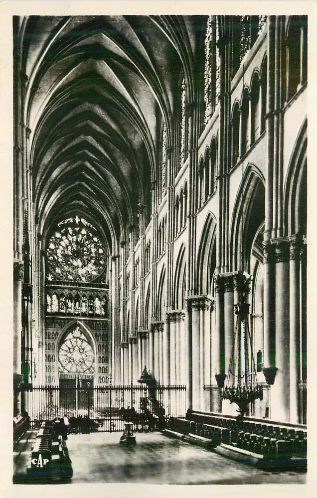 Interior da catedral Notre-Dame de Paris — vista da nave e da roseira — editor CAP - Frente