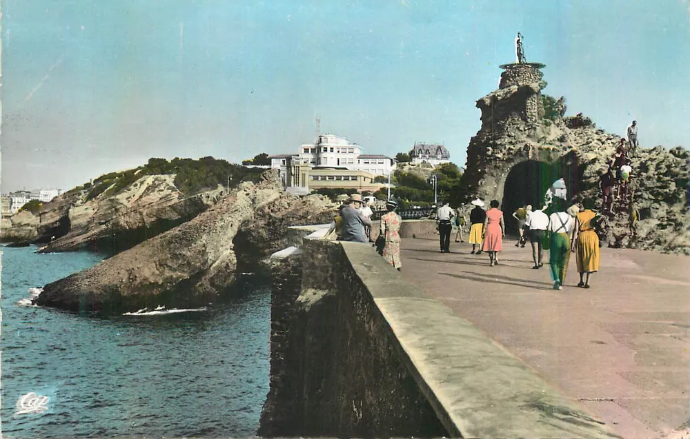Porto di Biarritz — Promenade e statua su roccia — editore Caz - Recto