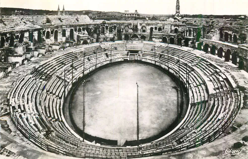 Arènes d'Arles — vista aérea — editor C. M. (assinatura visível) - Frente