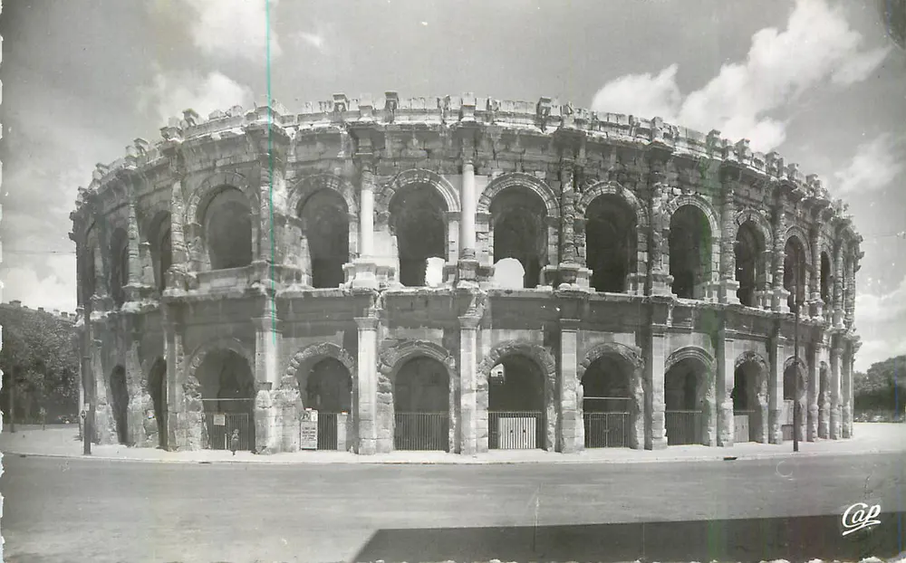 Arènes d'Arles — ampitéatro antigo — editor Cap - Frente