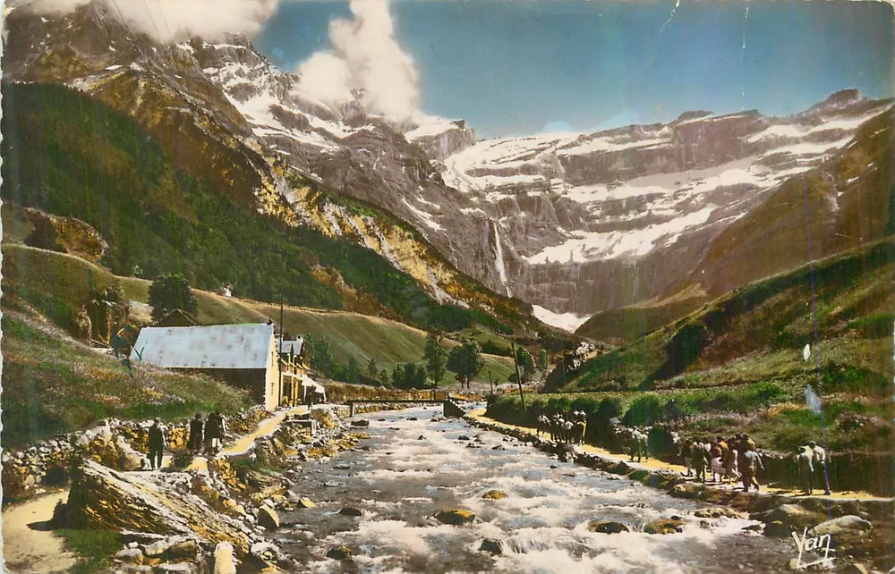 Vale da Vézère — paisagem alpina com cachoeira e aldeia — Yain - Frente