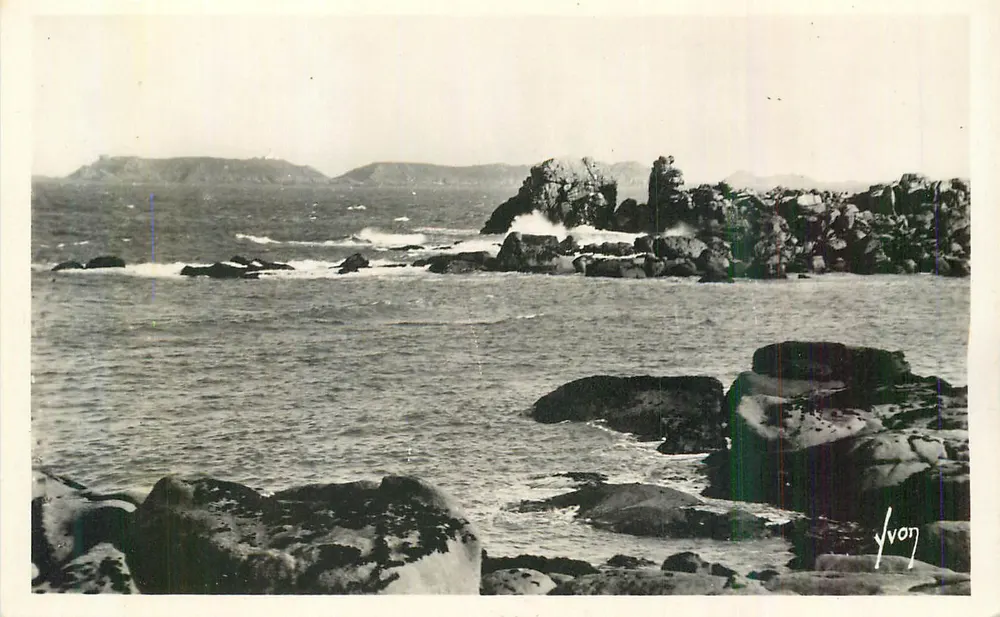 Costa rochosa — vista da mar com falésias — Yvon - Frente
