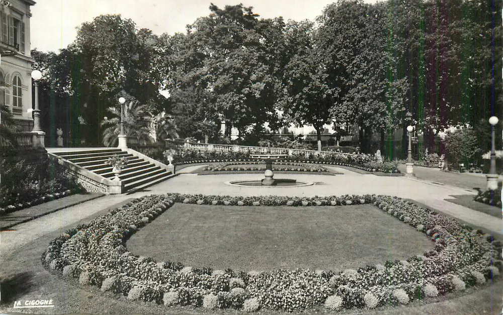 Jardin de la Cigogne — vue du parc avec fontaine et escaliers — La Cigogne - Recto