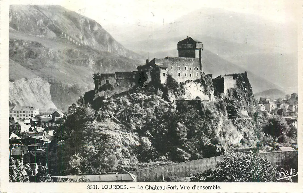 Lourdes — O Castelo-Forte. Vista geral. — Rella, n° 3331 - Frente