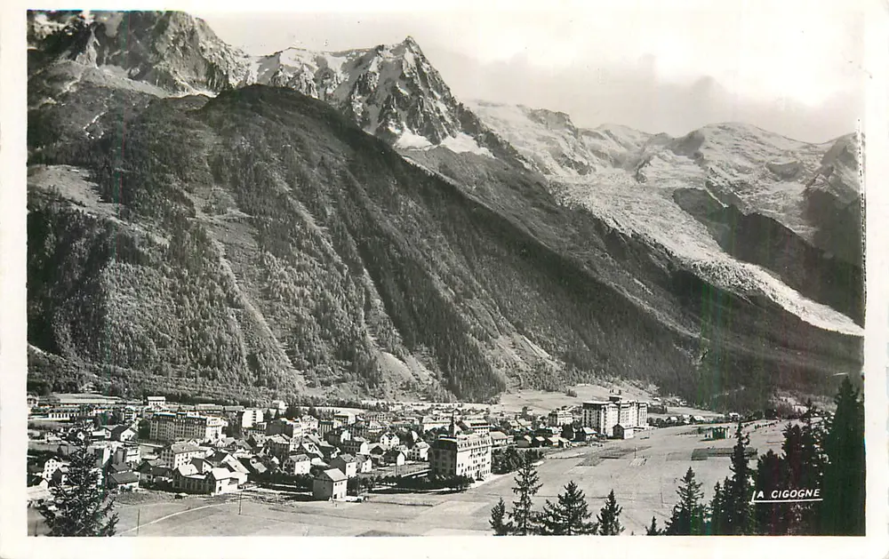 Die Sturmvogel — Panoramablick auf das Dorf, eingebettet zwischen schneebedeckten Bergen — A CIGOGNE - Vorderseite