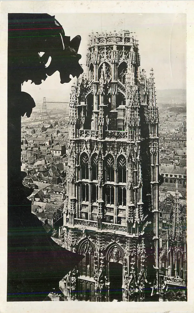 Vista da ponta da catedral Notre-Dame de Reims — editor não identificado, número de série não visível - Frente