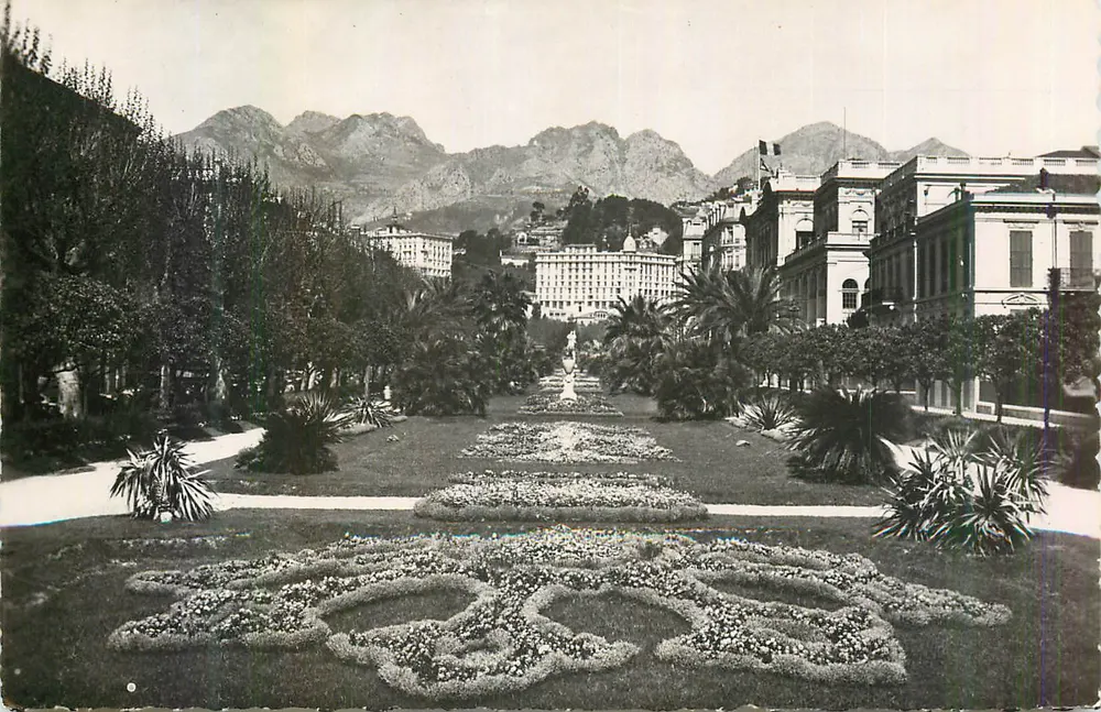 Jardim de verão em San Remo — vista panorâmica com montanhas no fundo — editor não identificável - Frente