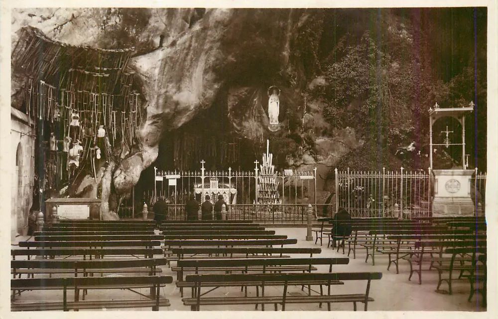 Gruta de Lourdes — capela interna — editor não visível - Frente