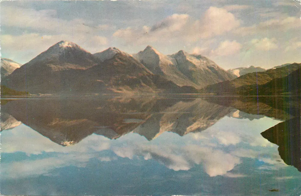 Lago e montanhas nevadas — vista panorâmica — editor não identificável - Frente