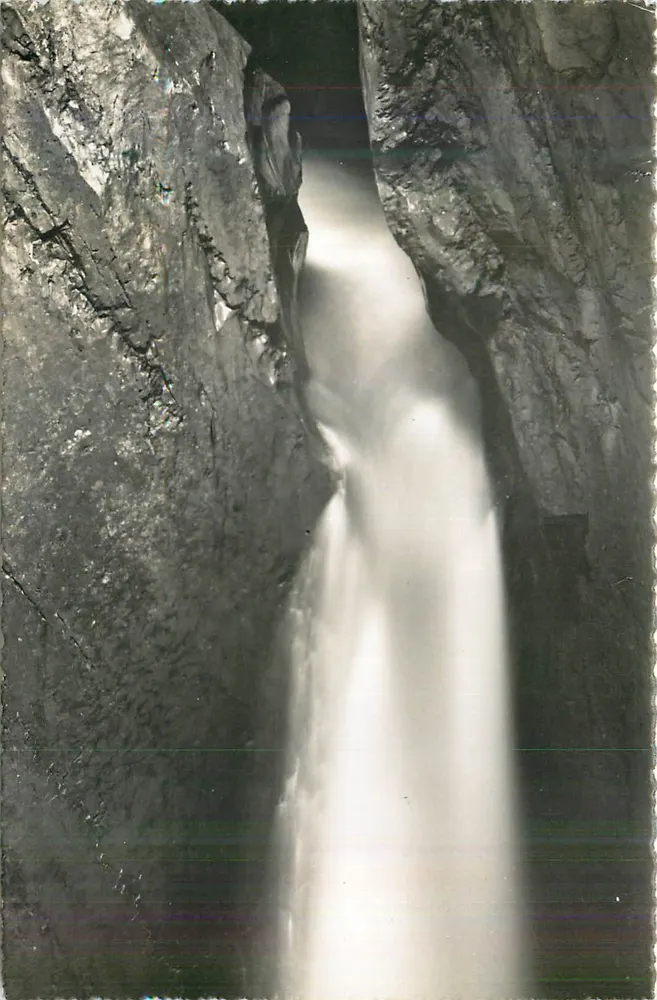 Cachoeira em um cânion rochoso — fotografia em preto e branco - Frente