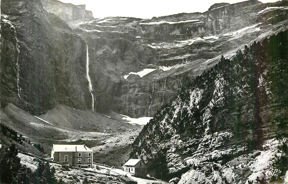 Cachoeira em um canyon montanhoso — editor BP, número de série ilegível - Frente