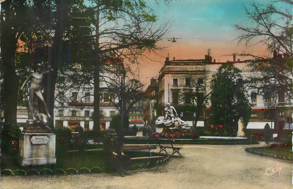 Place de la République — estátua de Moisés — Cely - Frente