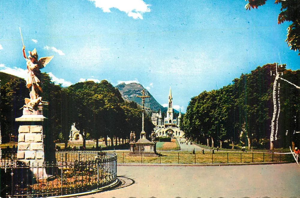 Parque da Madeleine — estátua de anjo e igreja — editor não visível - Frente