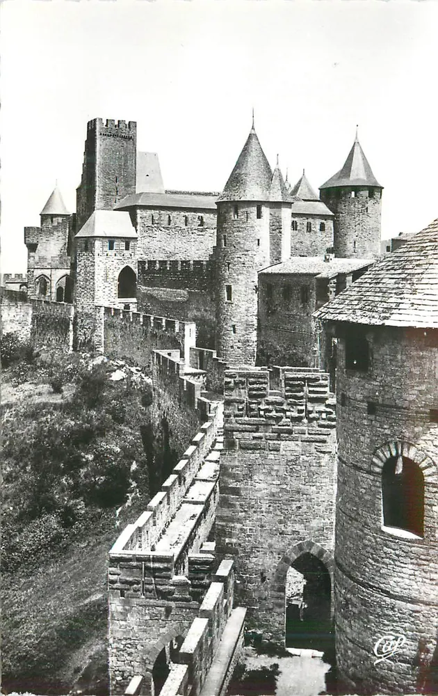 Les remparts de Carcassonne — vue panoramique — C.P. (Carcassonne, France) - Recto