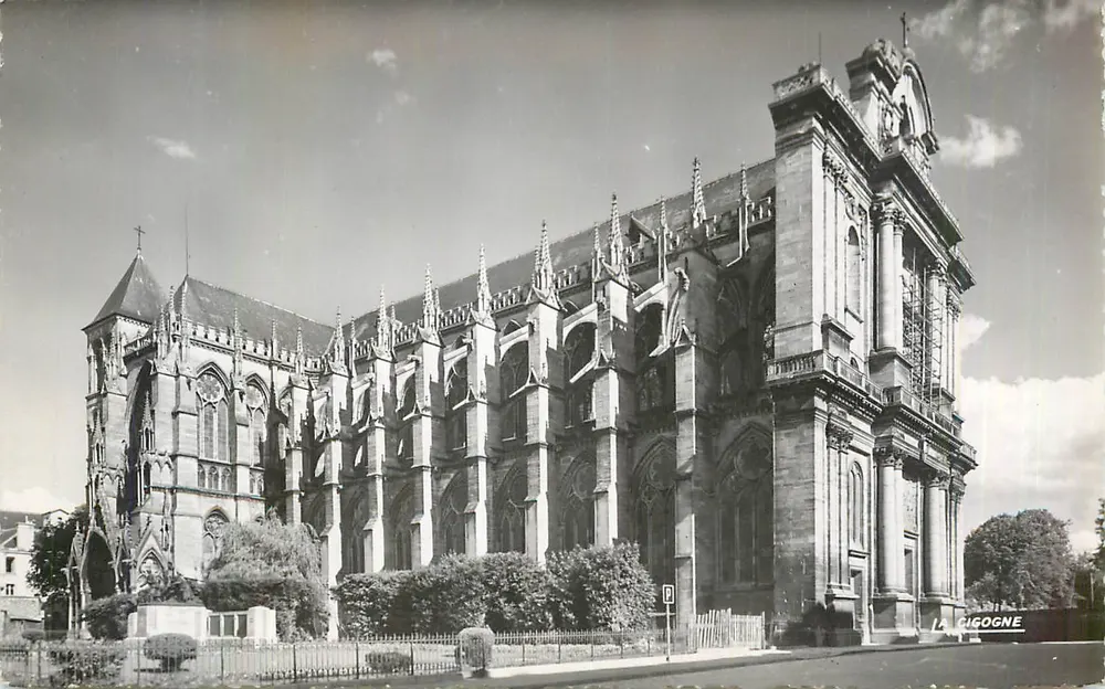 Catedral de Nossa Senhora de Estrasburgo — vista da fachada — La Gigogne - Frente