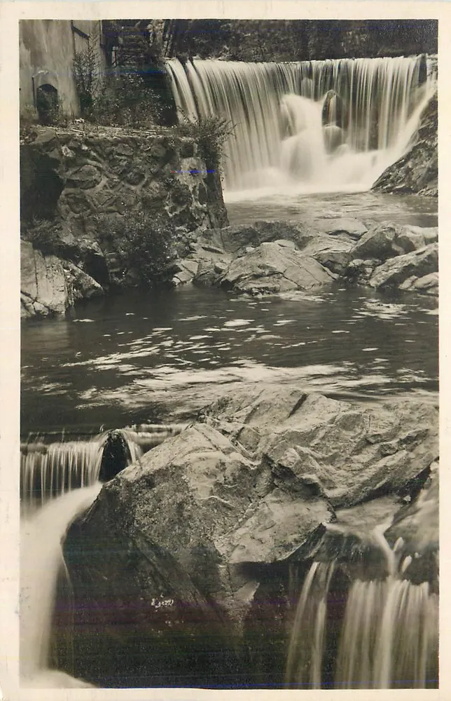 Cascata — vista natural — editor não visível - Frente