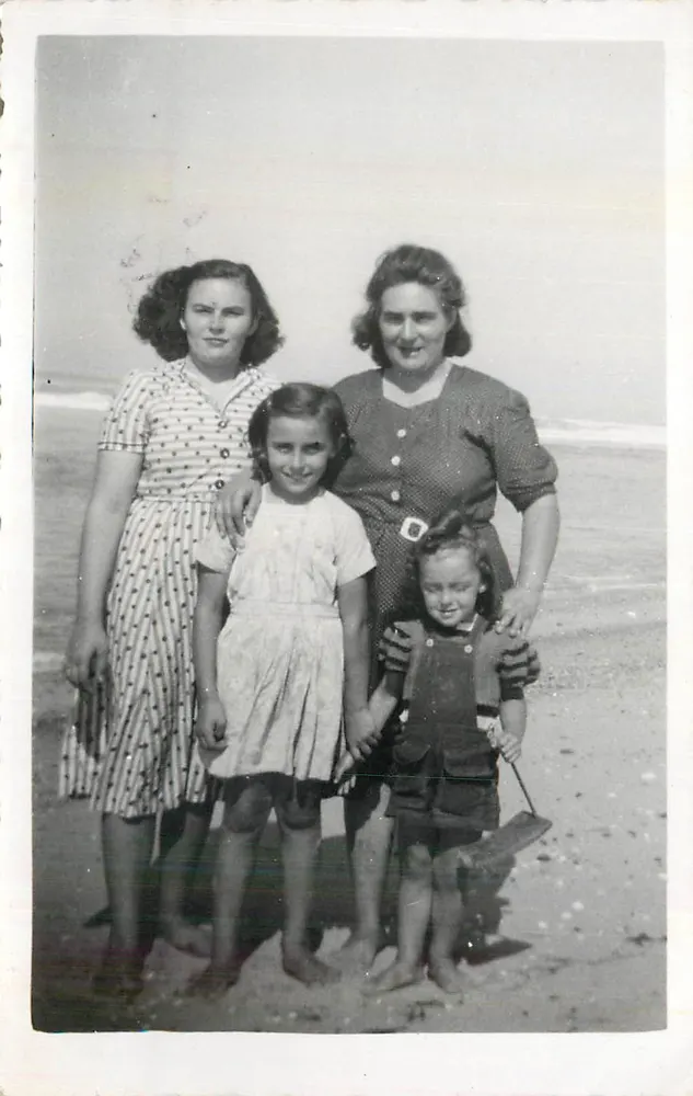 Familie am Strand — schwarz-weißes Foto — datiert um 1940 - Vorderseite