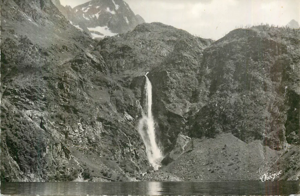 Chocjau — Cachoeira nas montanhas — Chocjau - Frente