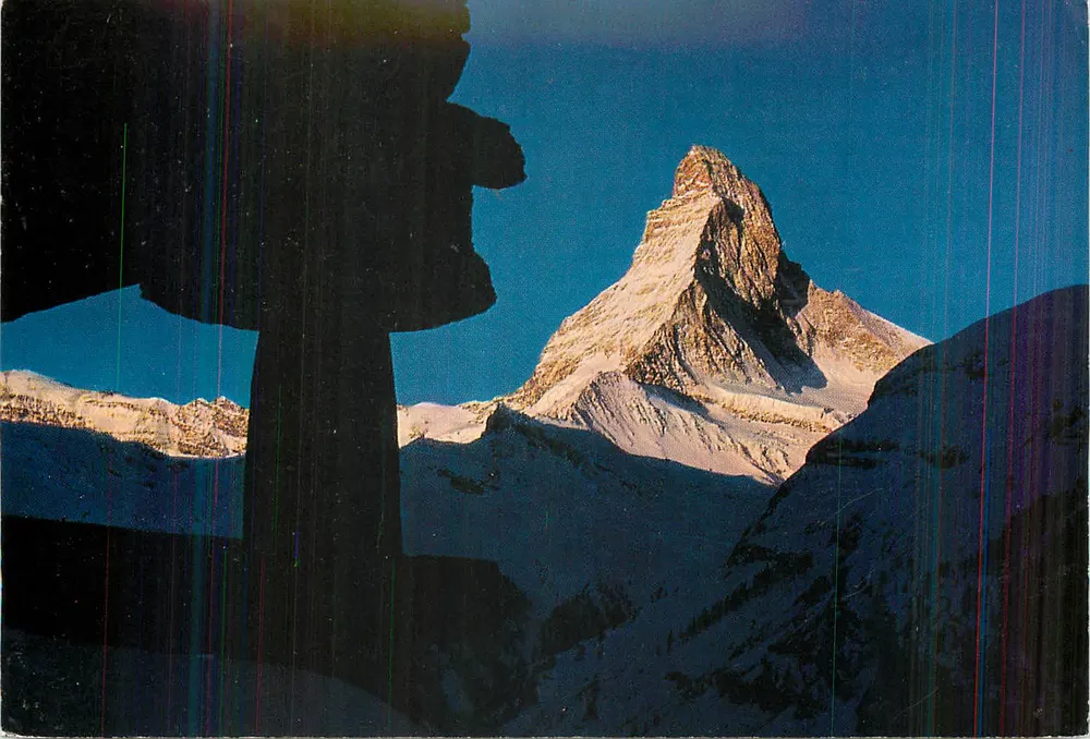 O Matterhorn — vista de um ponto de vista nevado — editor não visível - Frente
