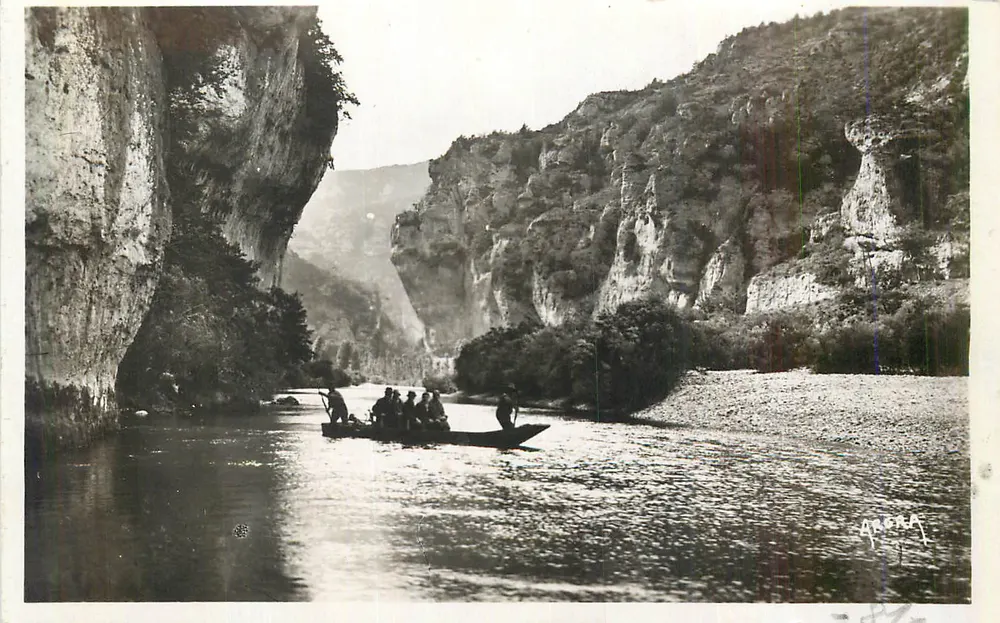 Canal das Gorges do Rio Rhône — Grignan — editor ARONA - Frente