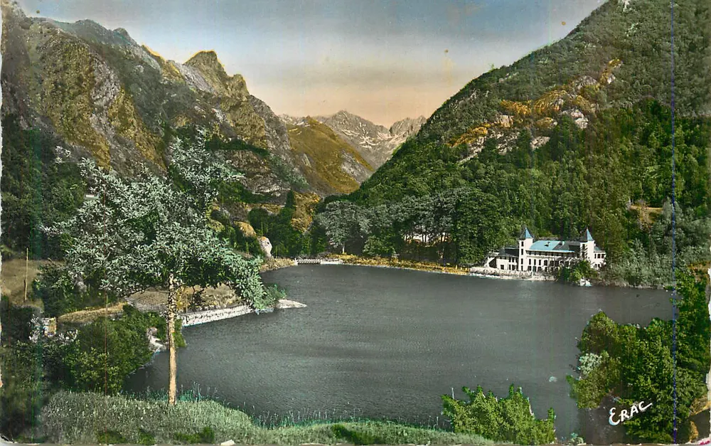 Lago do Écrac — vista panorâmica com edifício na margem — Écrac - Frente