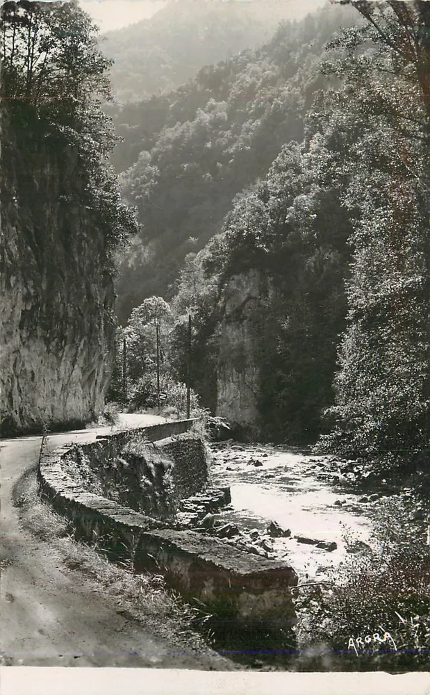 Arora — Ansicht des Canyons mit Straße und Fluss — Arora - Vorderseite