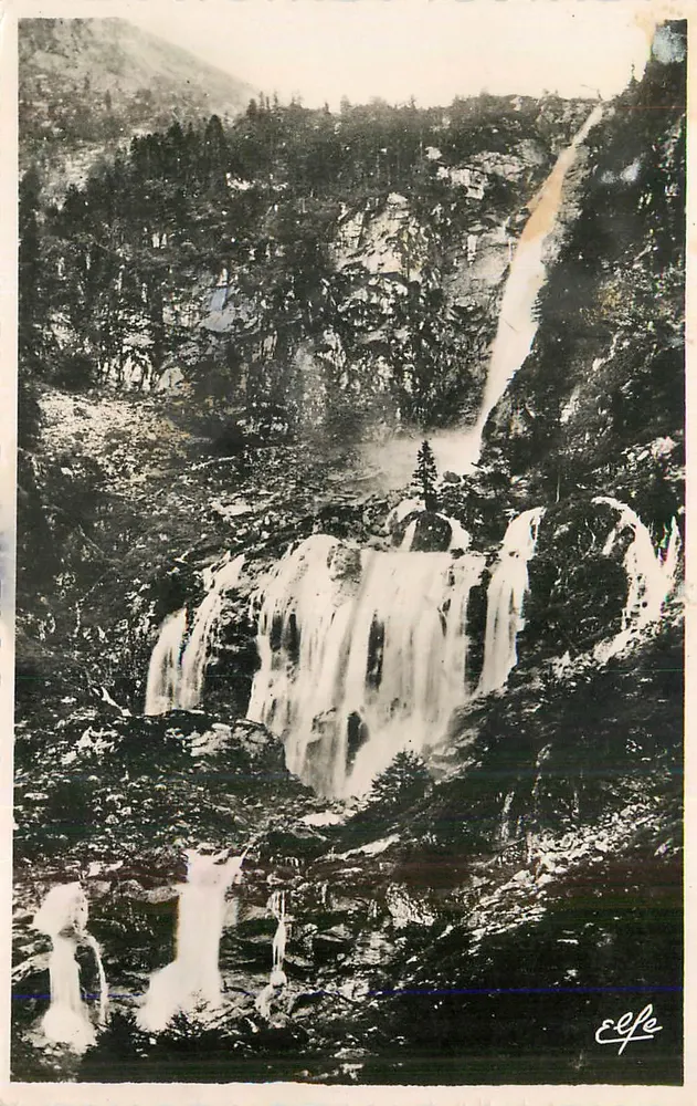 Cachoeiras — montanhas florestadas — editor E.C.F.E. n° 137 - Frente