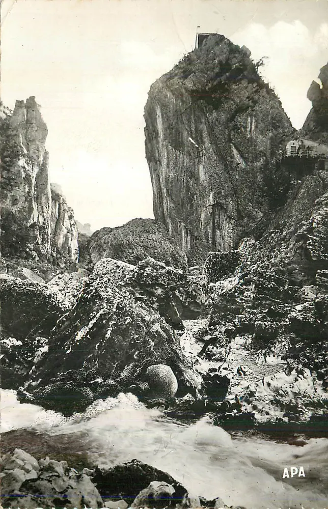 Gorges der Fluss — Felsiges Landschaft — Verlag APA - Vorderseite