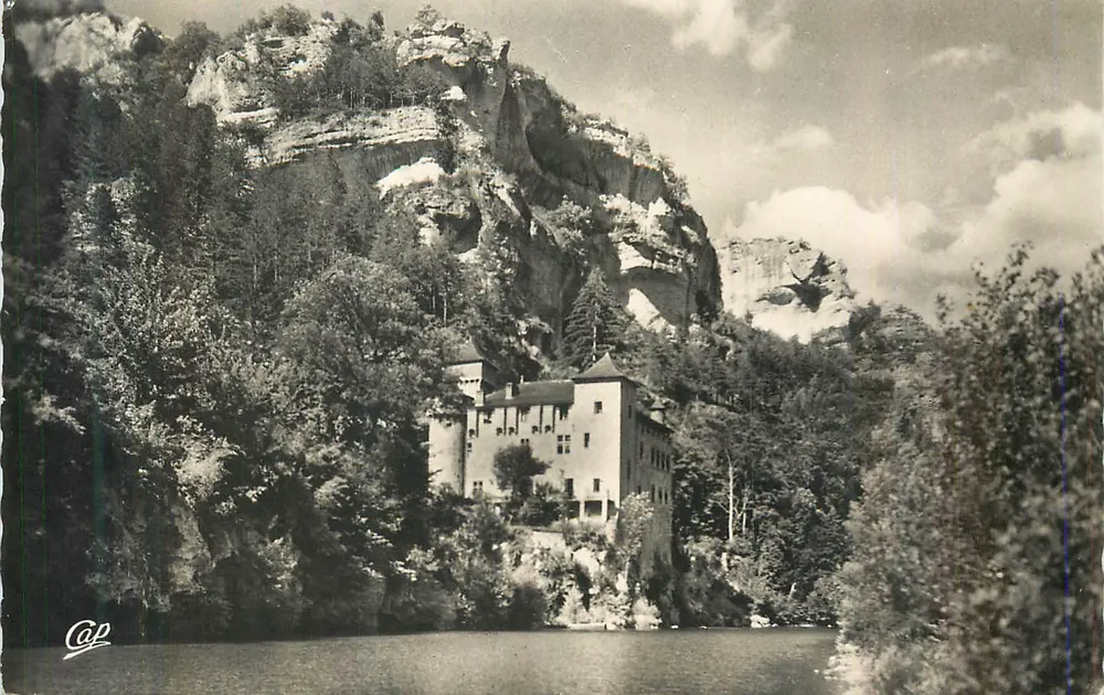 Castelo da Roche — sobre as margens de um lago — editor Cap - Frente