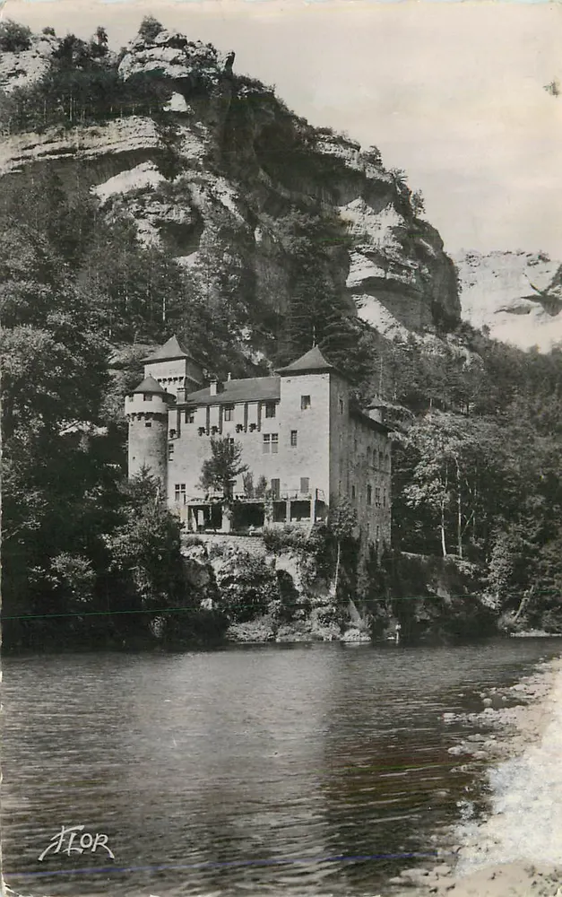 Castelo da Roche — na margem de um rio — J. FOR - Frente