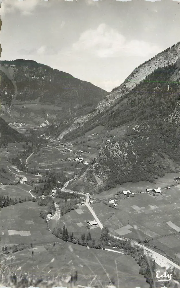 Luftbild eines Dorfes in einer Schlucht — Verlag Edly - Vorderseite