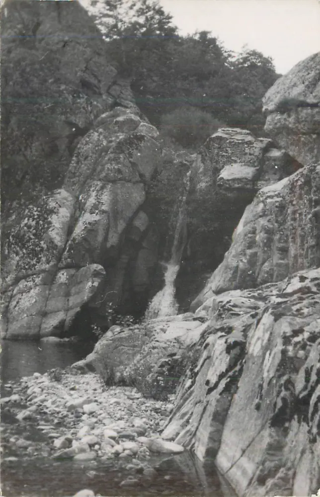 Cachoeira em um canyon rochoso — editor não identificável - Frente