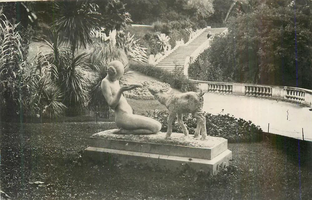 Estátua de uma mulher e de um cordeiro — jardim com escadas e fonte — editor não visível - Frente