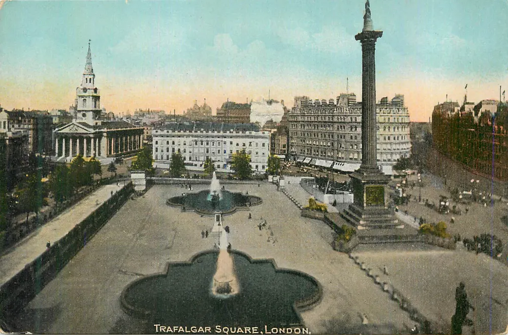 Trafalgar Square, Londres — vista panorâmica com a coluna Nelson e a fonte — editor não visível - Frente