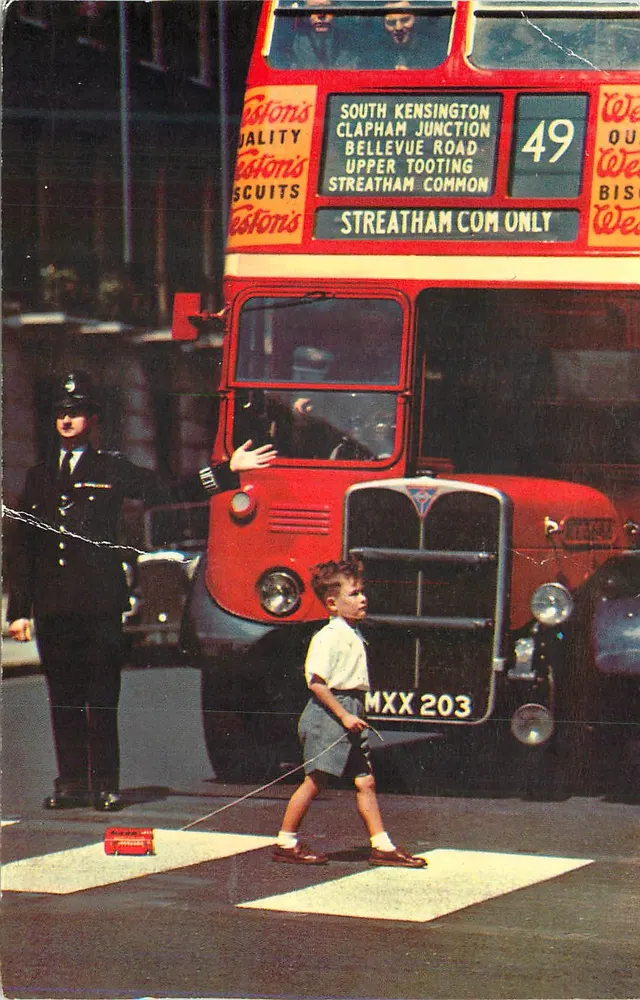 Ônibus 49 em Londres — policial e criança — editor não visível - Frente