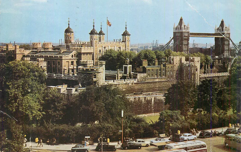 A Torre de Londres e o Tower Bridge — vista panorâmica — editor não visível - Frente