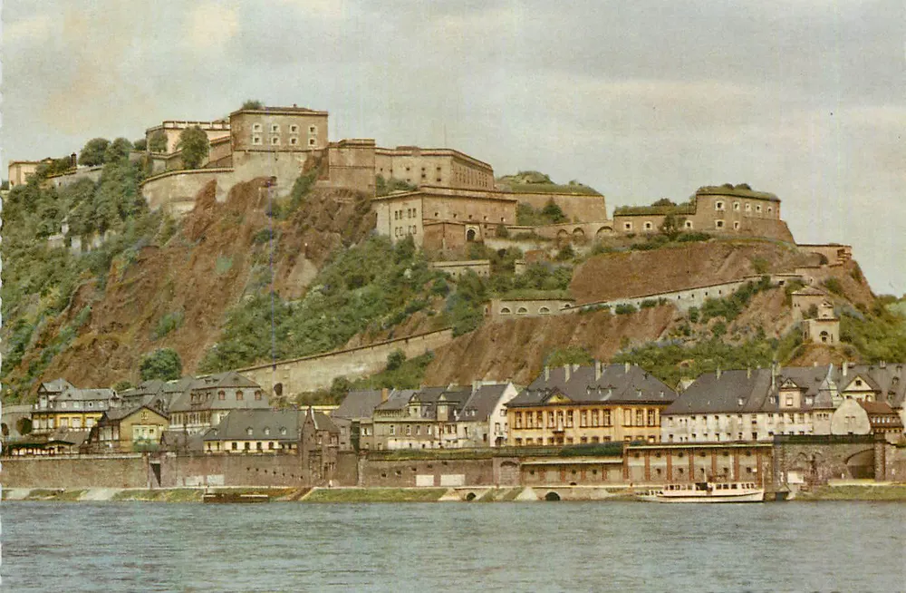 Forteresse de Luxembourg — vue depuis le Rhin — éditeur non visible - आगे