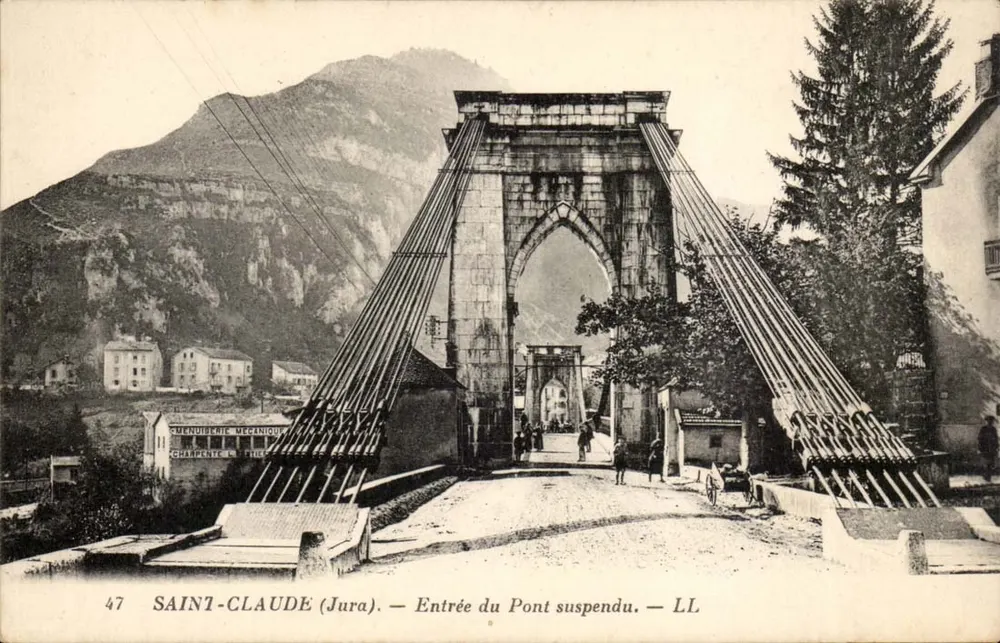 Saint-Claude (Jura) — Entrée du Pont suspendu — LL - Recto
