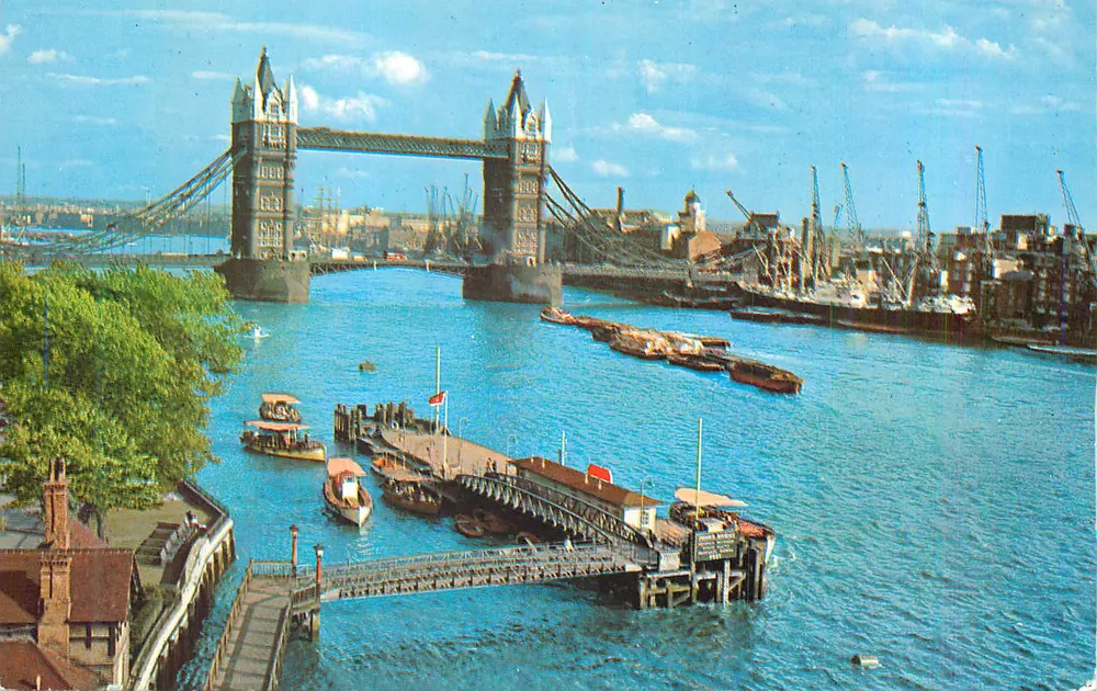Tower Bridge — vue sur la Tamise — éditeur non identifiable - Recto