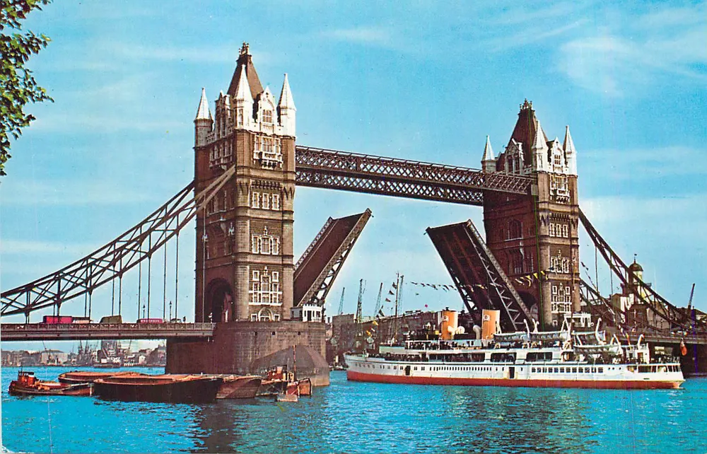 Tower Bridge — Londres — editor não visível - Frente
