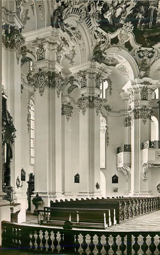 Interior da igreja barroca — detalhes arquitetônicos e decorativos — editor não identificável - Frente
