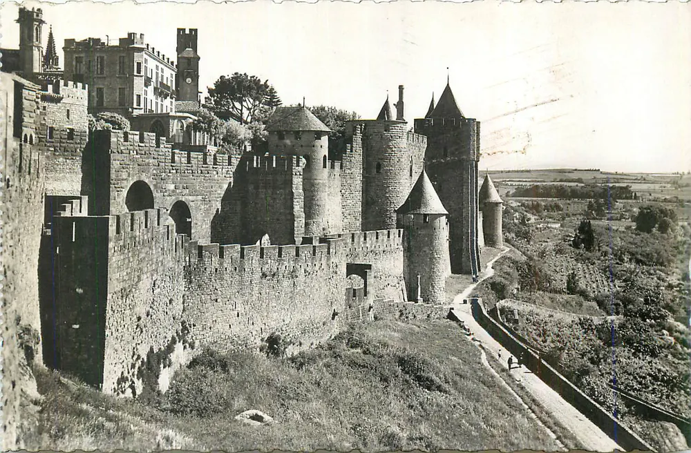 Os muros de Carcassonne — vista panorâmica — editor não identificável - Frente
